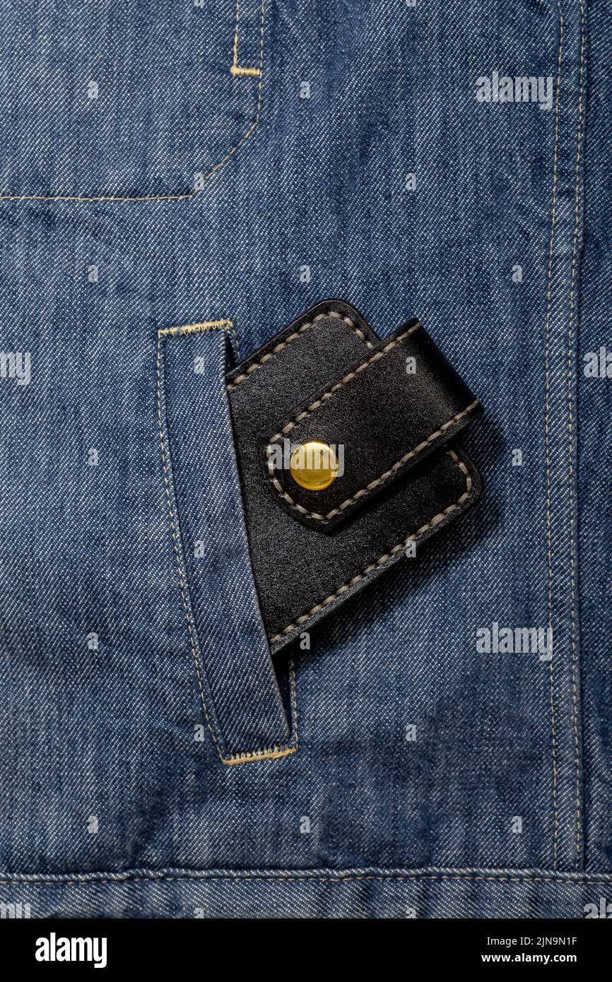 Luxus Craft Visitenkartenhalter Etui aus Leder. Schwarze Lederbox für Karten in einer Tasche aus Jeans-Jacke. Stockfoto