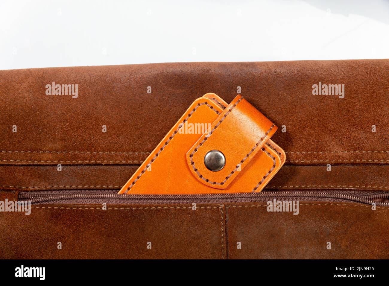 Luxus Craft Visitenkartenhalter Etui aus Leder. Braune Lederbox für Karten in einer Tasche Stockfoto