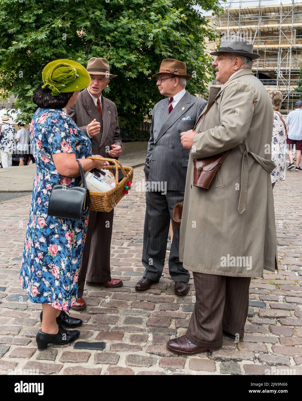 Drei Herren und eine Dame in den 1940er Jahren sprechen in der Gruppe Lincoln Wochenende der 1940er Jahre, Lincoln Cathedral Quarter, 23.. Juli 2022 Stockfoto