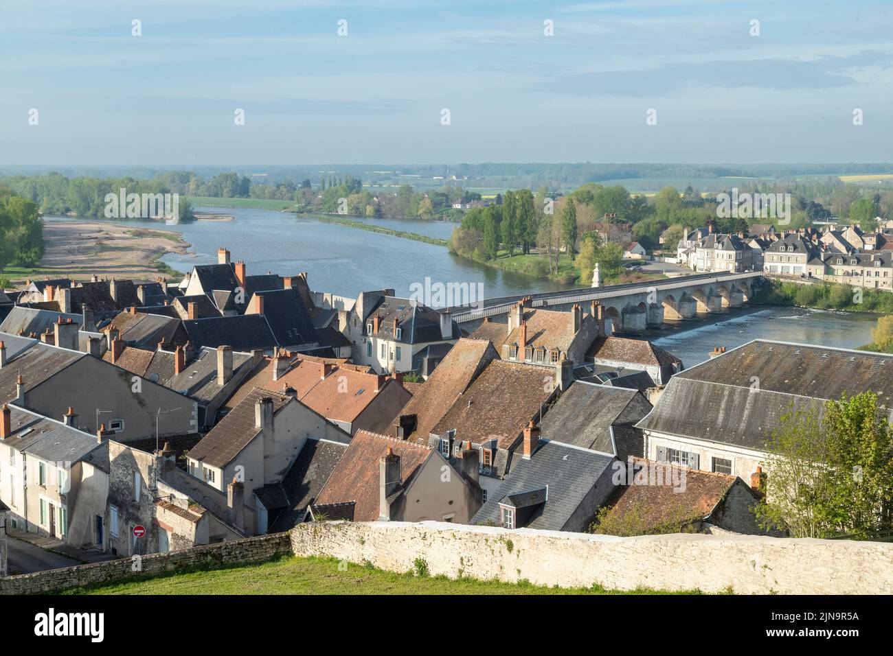 Frankreich, Nievre, Loire-Tal, La Charite sur Loire, Häuser in der Altstadt und der Loire // Frankreich, Nièvre (58), vallée de la Loire, La Stockfoto