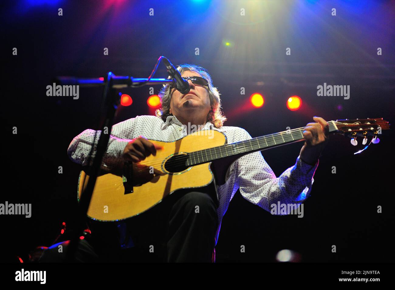 Der Puerto-ricanische Sänger und virtuose Gitarrist Jose Feliciano, der aufgrund eines angeborenen Glaukoms dauerhaft blind geboren wurde, wird während eines 'Live'-Konzerts auf der Bühne gezeigt. Jose Feliciano (geboren am 10. September 1945) ist ein Puerto-ricanischer virtuoser Gitarrist, Sänger und Komponist, Foto Kazimierz Jurewicz Stockfoto