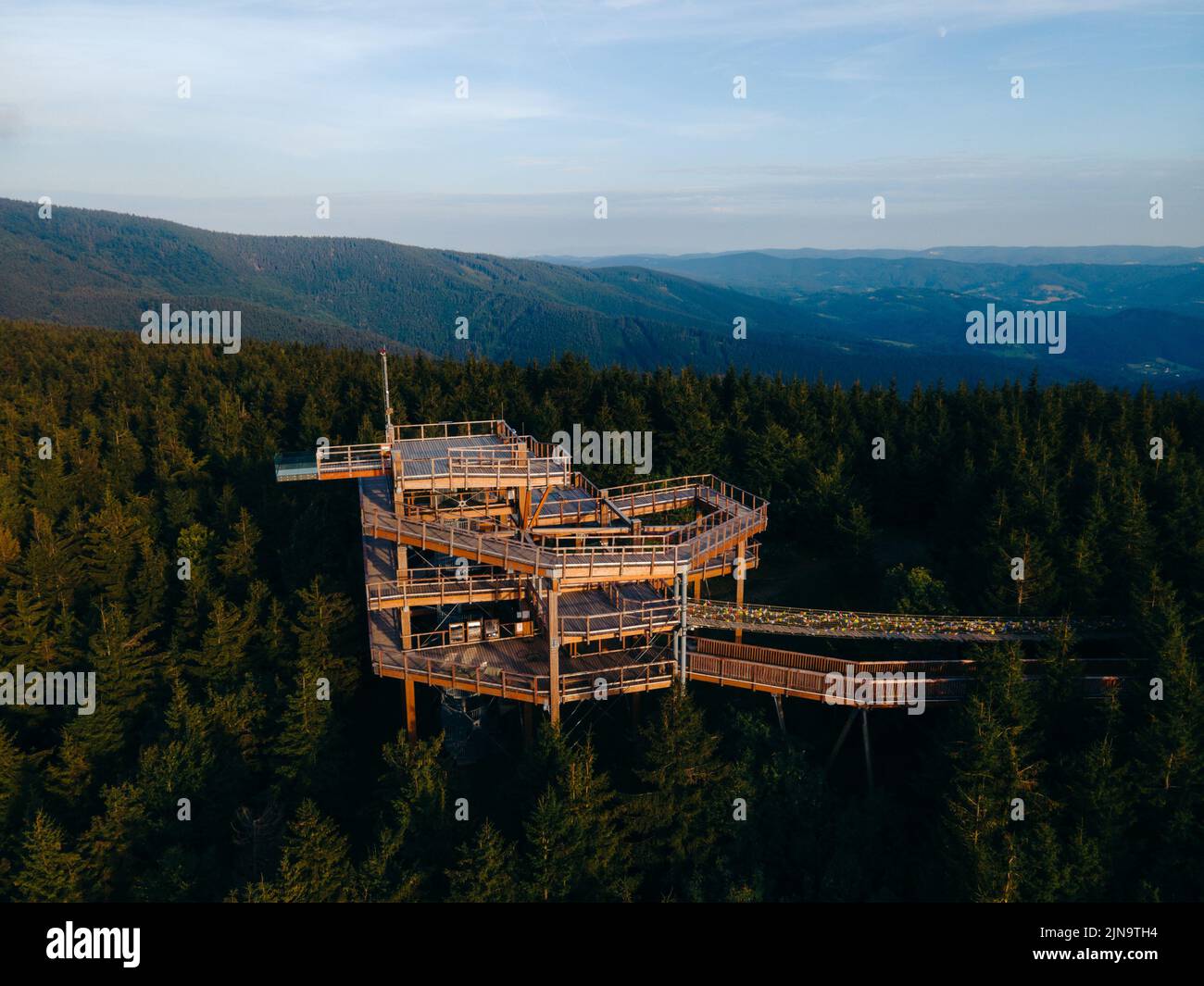Ein Bergwachturm Stezka Valaska im Naturschutzgebiet Beskiden in der Tschechischen Republik Stockfoto