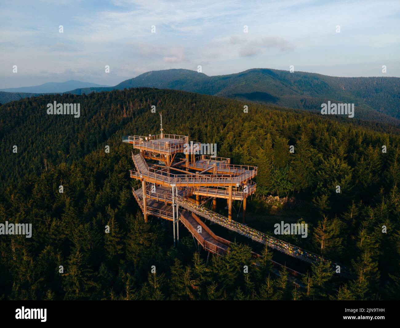 Ein Bergwachturm Stezka Valaska im Naturschutzgebiet Beskiden in der Tschechischen Republik Stockfoto