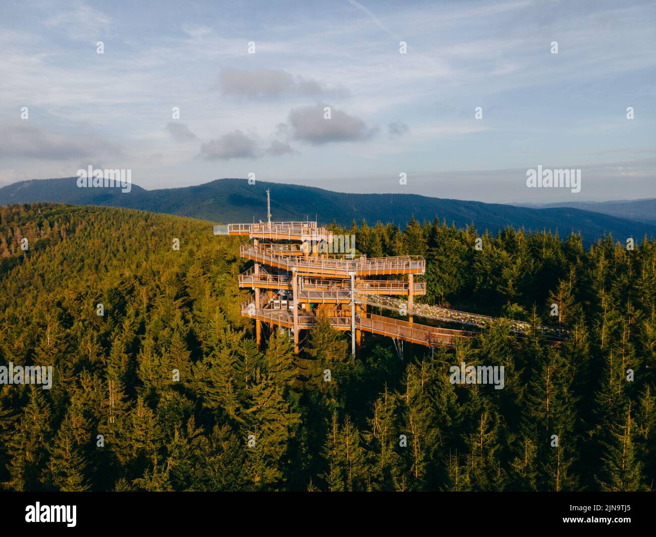 Ein Bergwachturm Stezka Valaska im Naturschutzgebiet Beskiden in der Tschechischen Republik Stockfoto