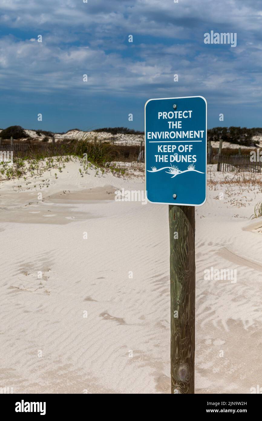 Schild, das Besucher anweist, sich von den Sanddünen fernzuhalten, um diese empfindliche Umgebung vor Erosion zu schützen. Stockfoto