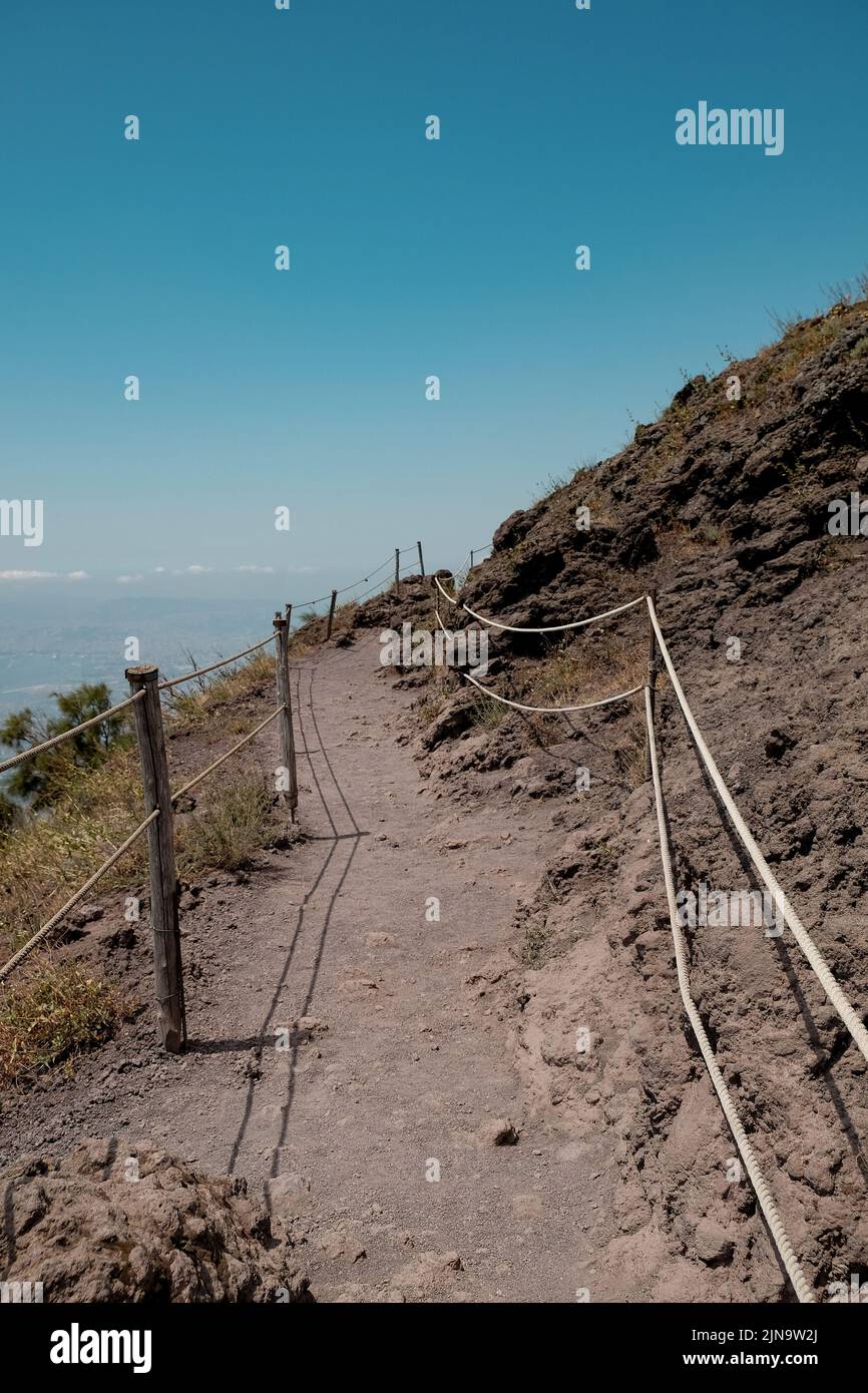 Der Weg um die Spitze des Kegels des Vesuv Italien mit dem herrlichen Blick über die Gegend von Neapel auf der linken Seite. Stockfoto