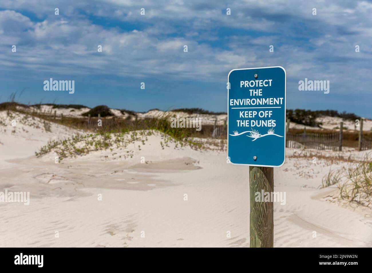 Schild, das Besucher anweist, sich von den Sanddünen fernzuhalten, um diese empfindliche Umgebung vor Erosion zu schützen. Stockfoto