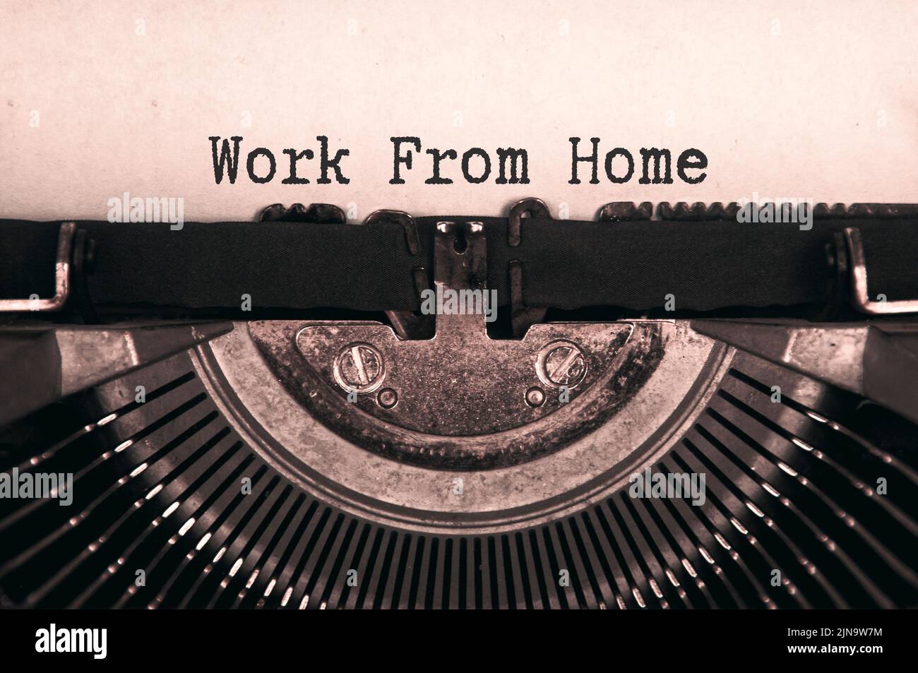Arbeiten Sie von zu Hause aus mit Text, der auf einer alten Vintage-Schreibmaschine in Schwarz und Weiß geschrieben wurde. Stockfoto