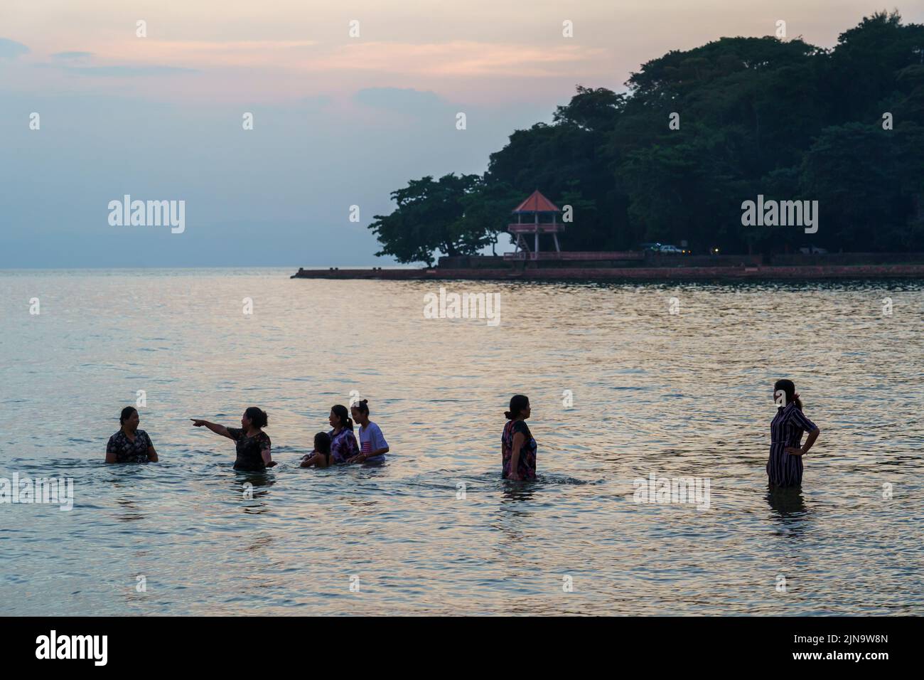 Kambodscha. Der Badeort Kep. Provinz Krong Kep. Kambodschanische Frauen baden am Ende des Tages Stockfoto