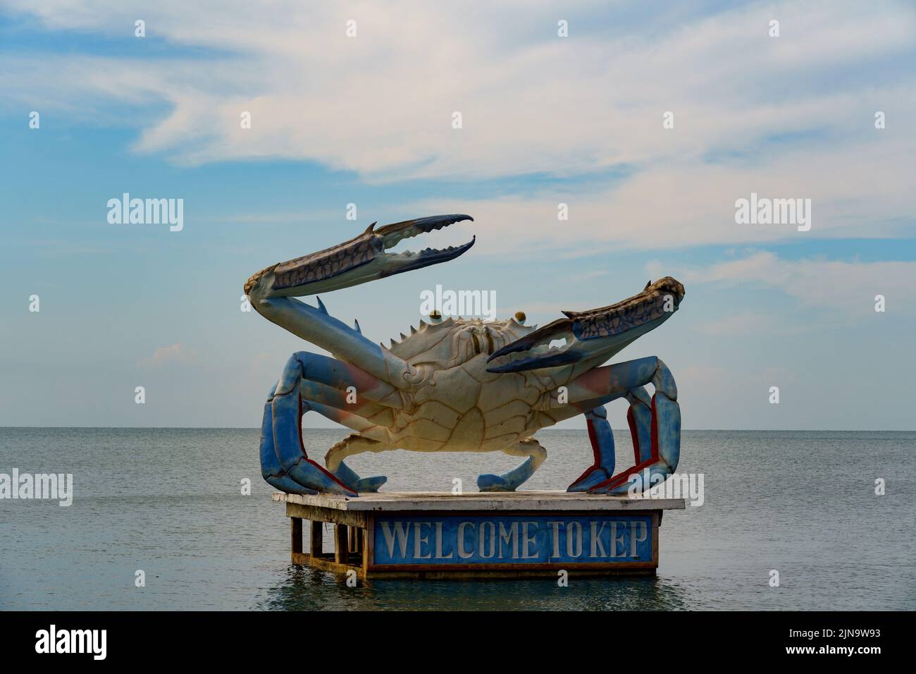 Kambodscha. Der Badeort Kep. Provinz Krong Kep. Ikonische blaue Krabbenstatue der Stadt Stockfoto