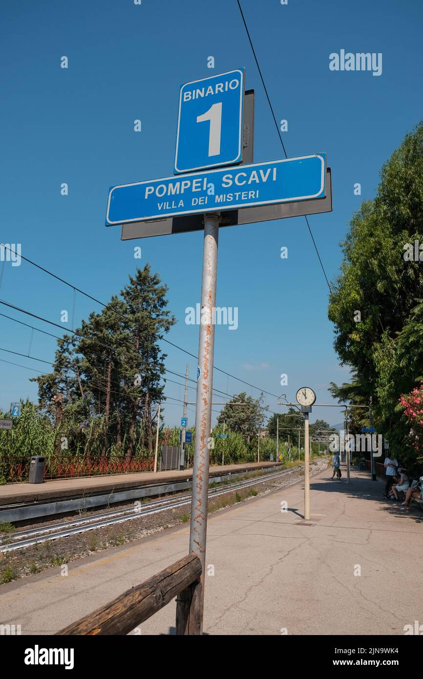 Schild mit Bahnsteig 1 an der Haltestelle Pompeji Scavi Railway circumvesuviana. Binario 1 Pompei Scavia Villa de Misteri. Stockfoto