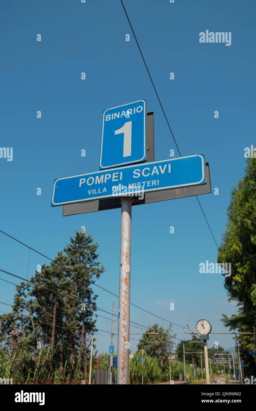 Schild mit Bahnsteig 1 an der Haltestelle Pompeji Scavi Railway circumvesuviana. Binario 1 Pompei Scavia Villa de Misteri. Stockfoto