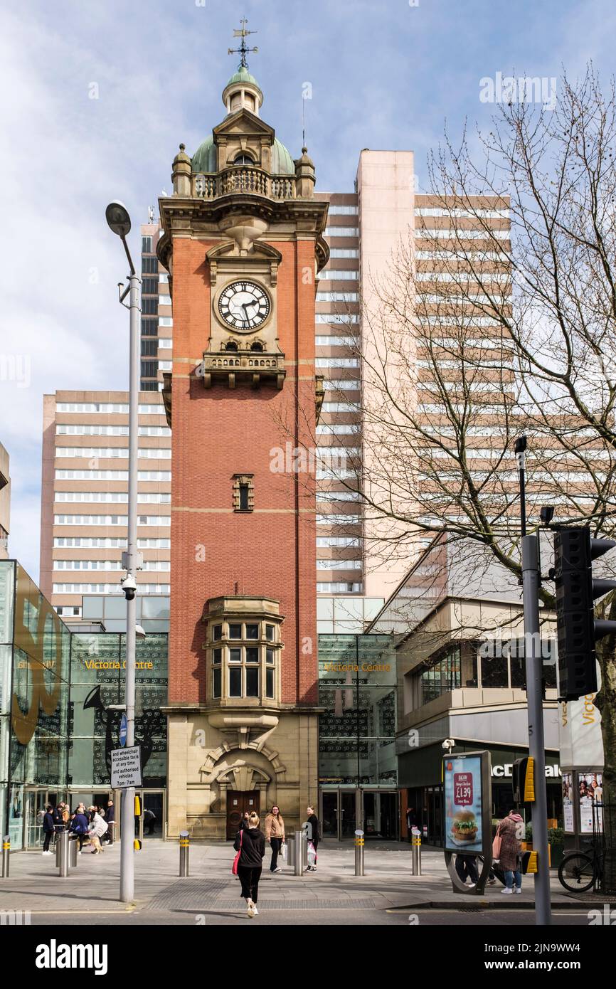 Victoria Uhrenturm und Eingang zum Einkaufszentrum. Nottingham, Nottinghamshire, England, Großbritannien, Europa Stockfoto
