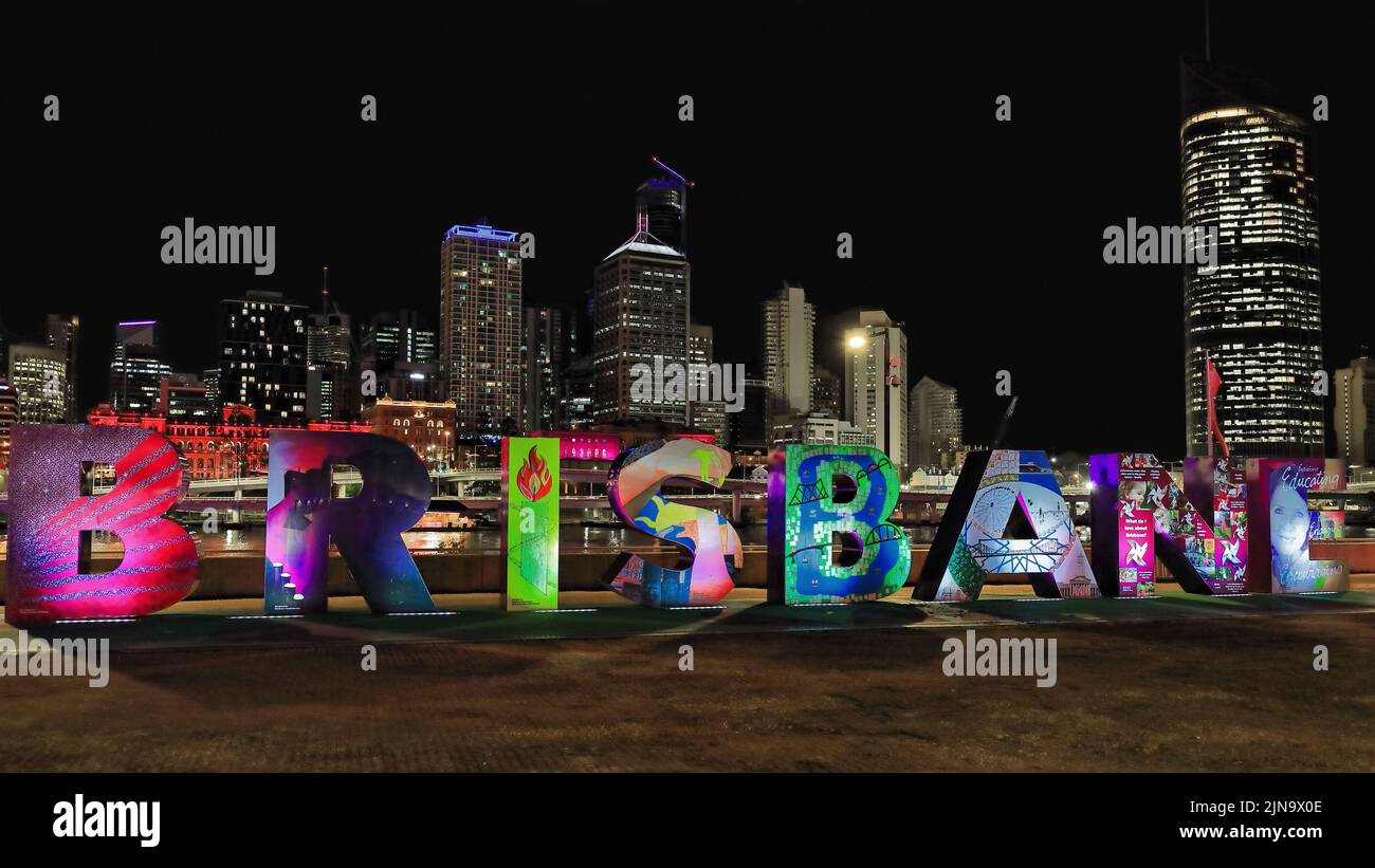 134 Brisbane Schild beleuchtet in der Nacht mit der City CBD Skyline im Hintergrund. Queensland-Australien. Stockfoto