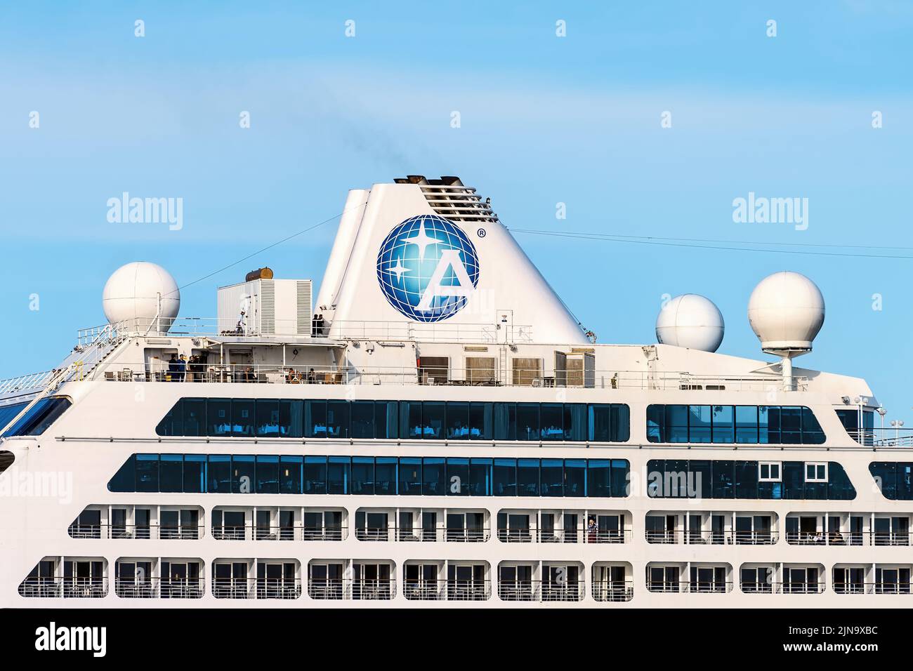 Das Azamara Club Cruises Logo auf dem Trichter des Kreuzfahrtschiffs Azamara Pursuit - August 2018. Stockfoto