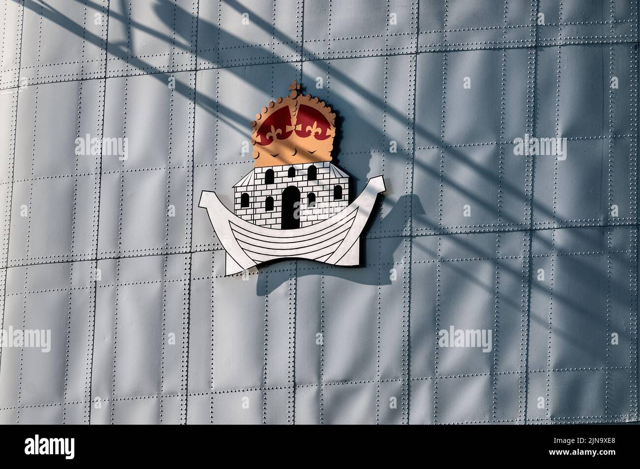 Das Trichterwappen auf dem Flugzeugträger der Royal Navy HMS Ark Royal. Stockfoto