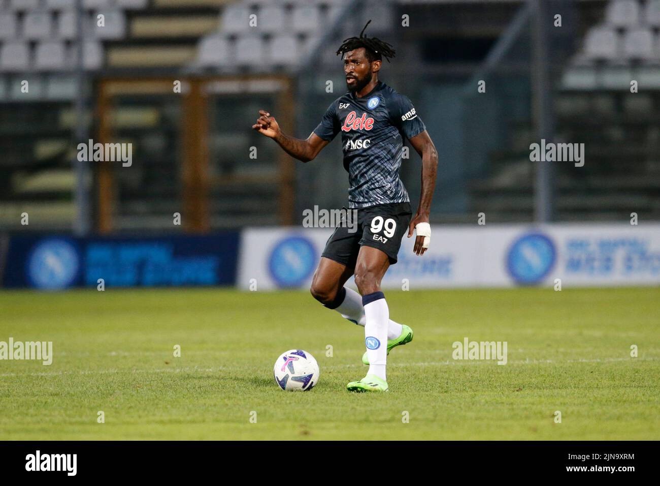 SSC Napoli's kamerunischer Stürmer Andre Zambo Anguissa kontrolliert