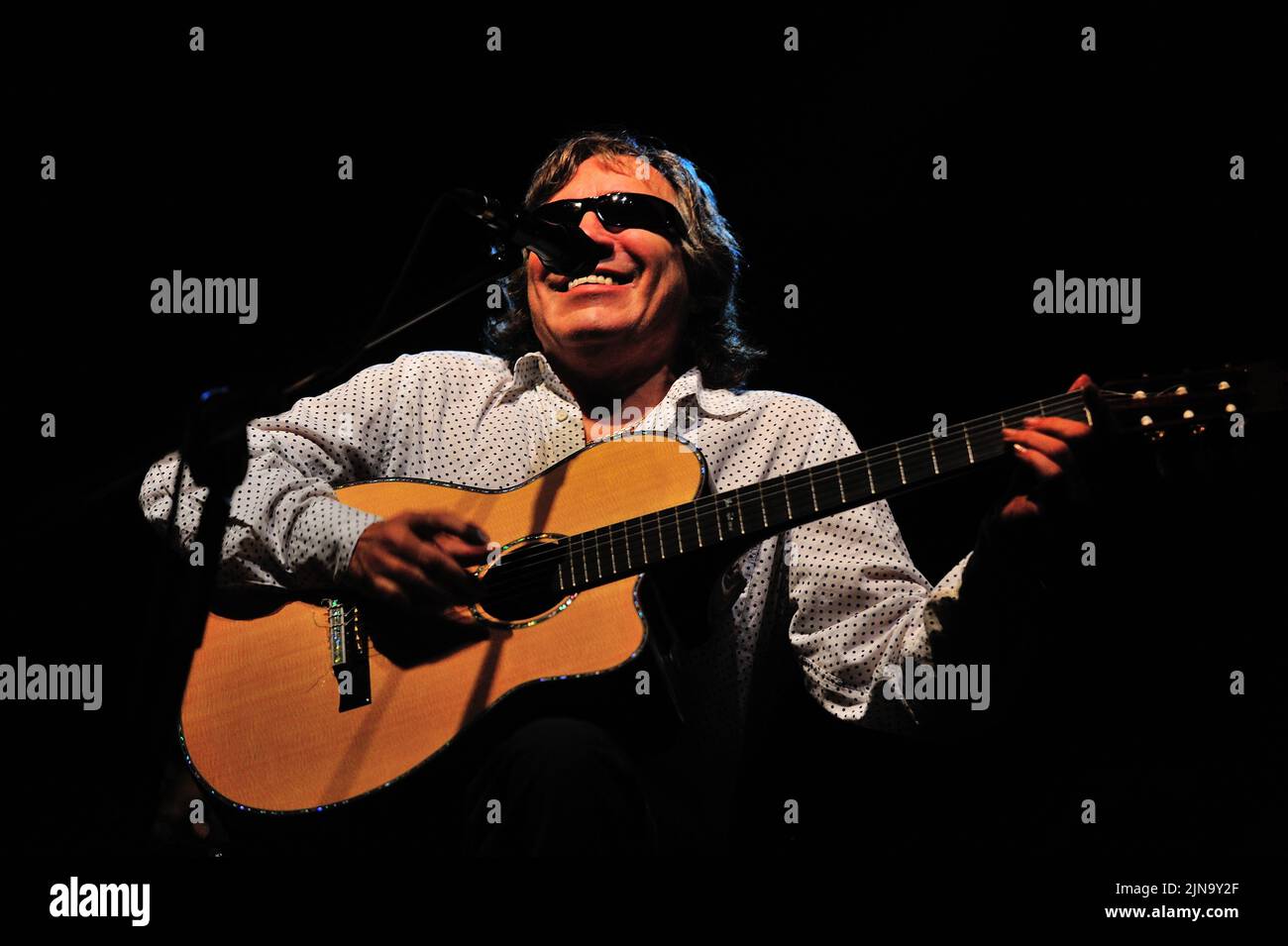 Der Puerto-ricanische Sänger und virtuose Gitarrist Jose Feliciano, der aufgrund eines angeborenen Glaukoms dauerhaft blind geboren wurde, wird während eines 'Live'-Konzerts auf der Bühne gezeigt. Jose Feliciano (geboren am 10. September 1945) ist ein Puerto-ricanischer virtuoser Gitarrist, Sänger und Komponist, Foto Kazimierz Jurewicz Stockfoto