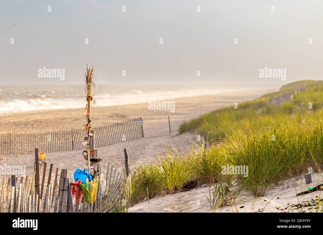 Skulptur aus gefundenen Objekten vom Strand Stockfoto