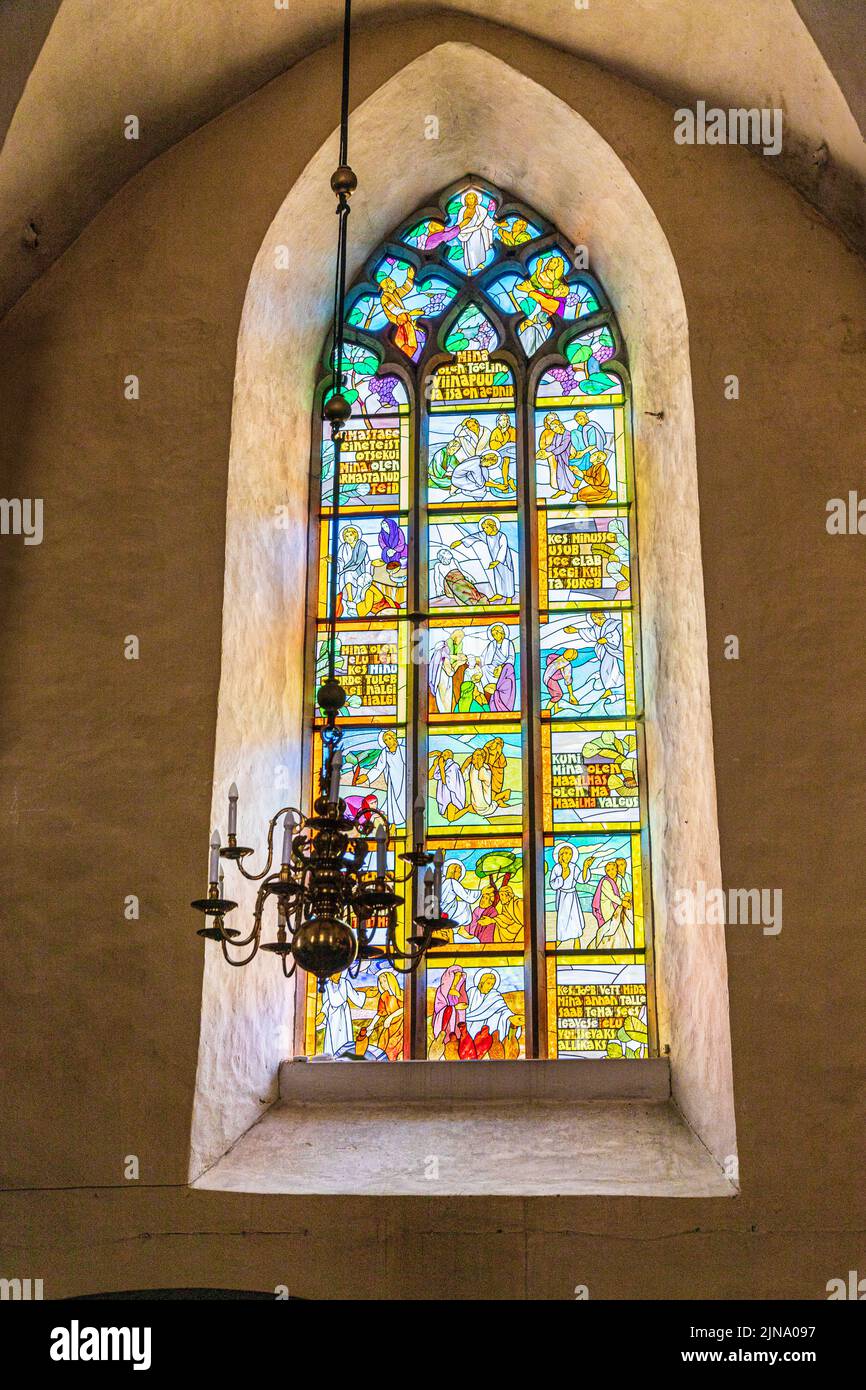 Modernes Glas mit Statinen in der Kirche des Heiligen Geistes oder der Kirche des Heiligen Geistes (Püha Vaimu kirik) in der Altstadt von Tallinn, der Hauptstadt von E Stockfoto