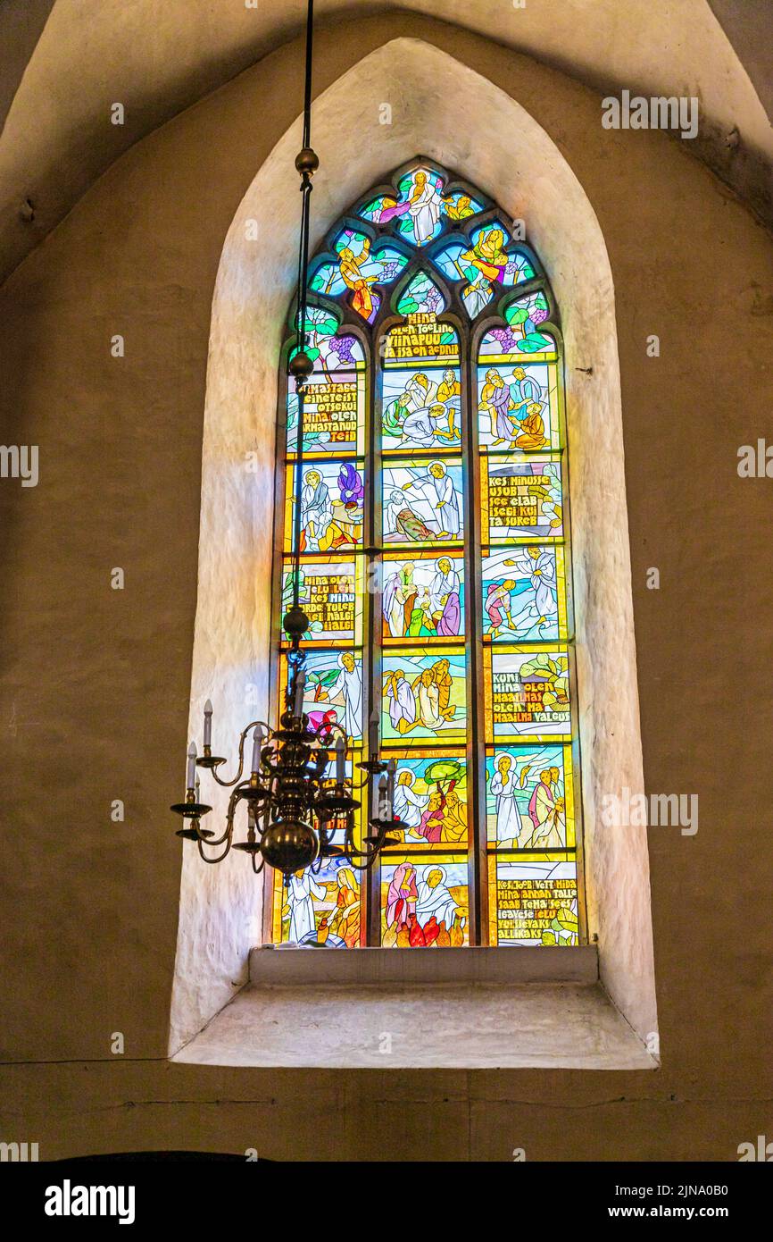 Moderne Glasmalerei in der Kirche des Heiligen Geistes oder der Kirche des Heiligen Geistes (Püha Vaimu kirik) in der Altstadt von Tallinn, der Hauptstadt von Es Stockfoto