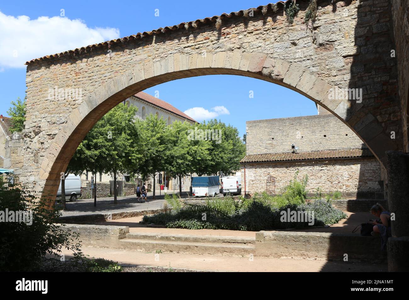 Murs et arcades des Magasins du quartier des Frères laïcs dits le Malgouverne. Cluny. Saône-et-Loire. Bourgogne. Frankreich. Europa. Stockfoto