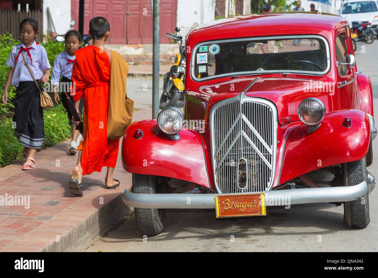 Monk und Classic-Fahrzeug, Luang Prabang, Laos Stockfoto
