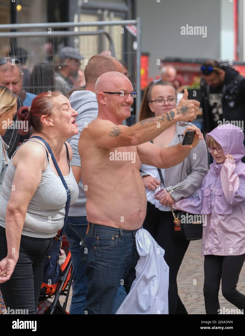 Blackpool, Lancashire, Großbritannien August 6 2022 ein älteres Paar genießt das Straßenleben während des Blackpool Rebellion Punk Festivals. Stockfoto