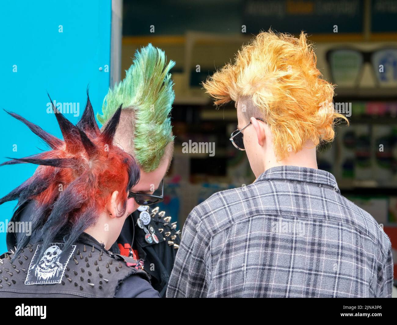Blackpool, Lancashire, UK August 6 2022 drei Punks mit einer bunten Auswahl an Frisuren treffen sich während des Blackpool Rebellion Punk Festivals Stockfoto Blackpool, Lancashire, UK August 6 2022 drei Punks mit einer bunten Auswahl an Frisuren treffen sich während des Blackpool Rebellion Punk Festivals Stockfoto