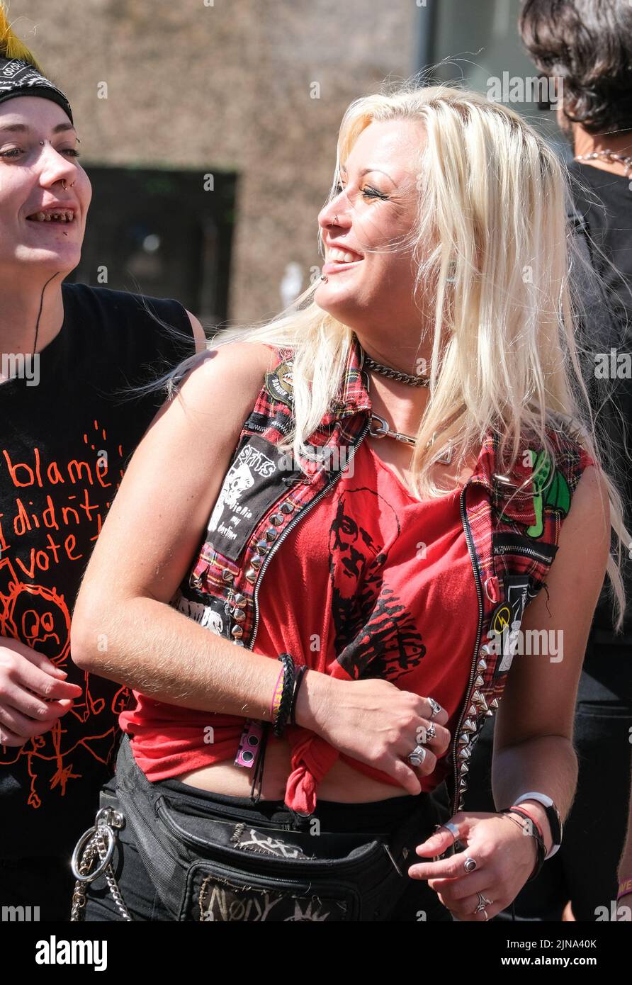 Blackpool, Lancashire, UK August 6 2022 zwei Punk-Mädchen tauschen sich während des Blackpool Rebellion Punk Festivals lächeln Stockfoto