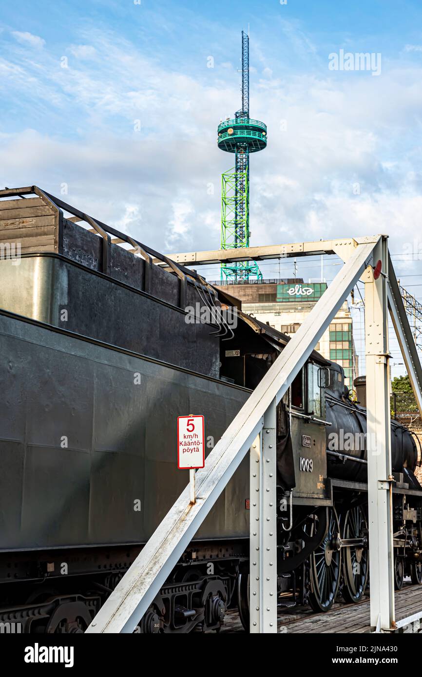 Schnelldampflokomotive der Baureihe HR1 1009 auf der Drehscheibe Pasila in Helsinki, Finnland. Stockfoto