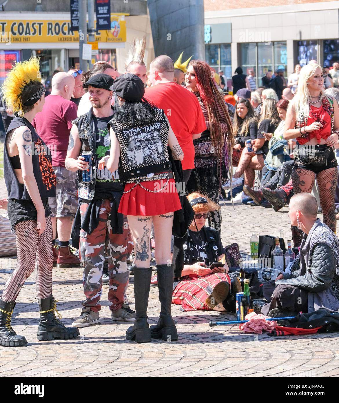 Blackpool, Lancashire, Großbritannien August 6 2022 Eine Gruppe von Punks besetzen den Bürgersteig während des Blackpool Rebellion Punk Festivals. Stockfoto