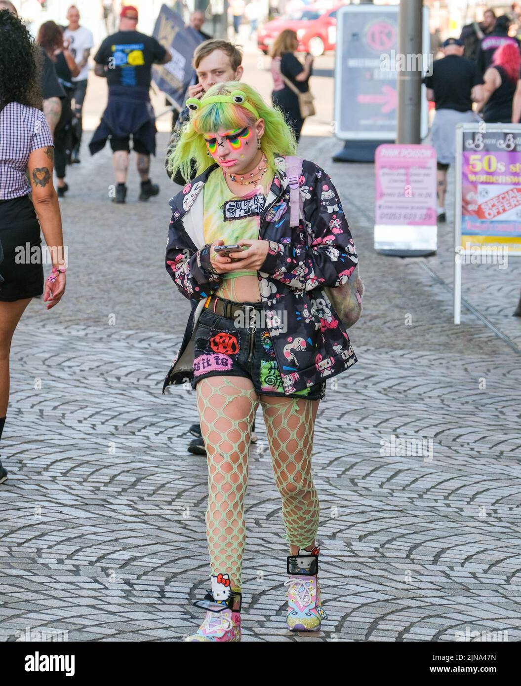 Blackpool, Lancashire, UK August 6 2022 Ein Punk-Mädchen mit amüsanten hellrosa und grünen Augen Make-up beim Blackpool Rebellion Punk Festival Stockfoto