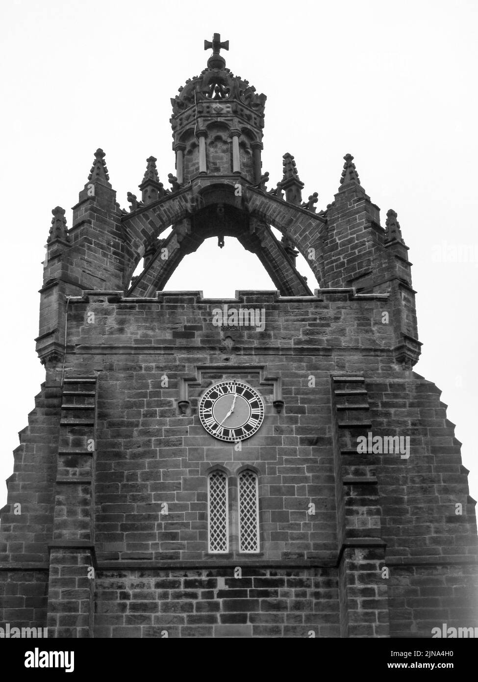 Die architektonische imperiale Krone auf der Collage der Chapel of Kings in Aberdeen, Schottland, in Schwarz und Weiß Stockfoto