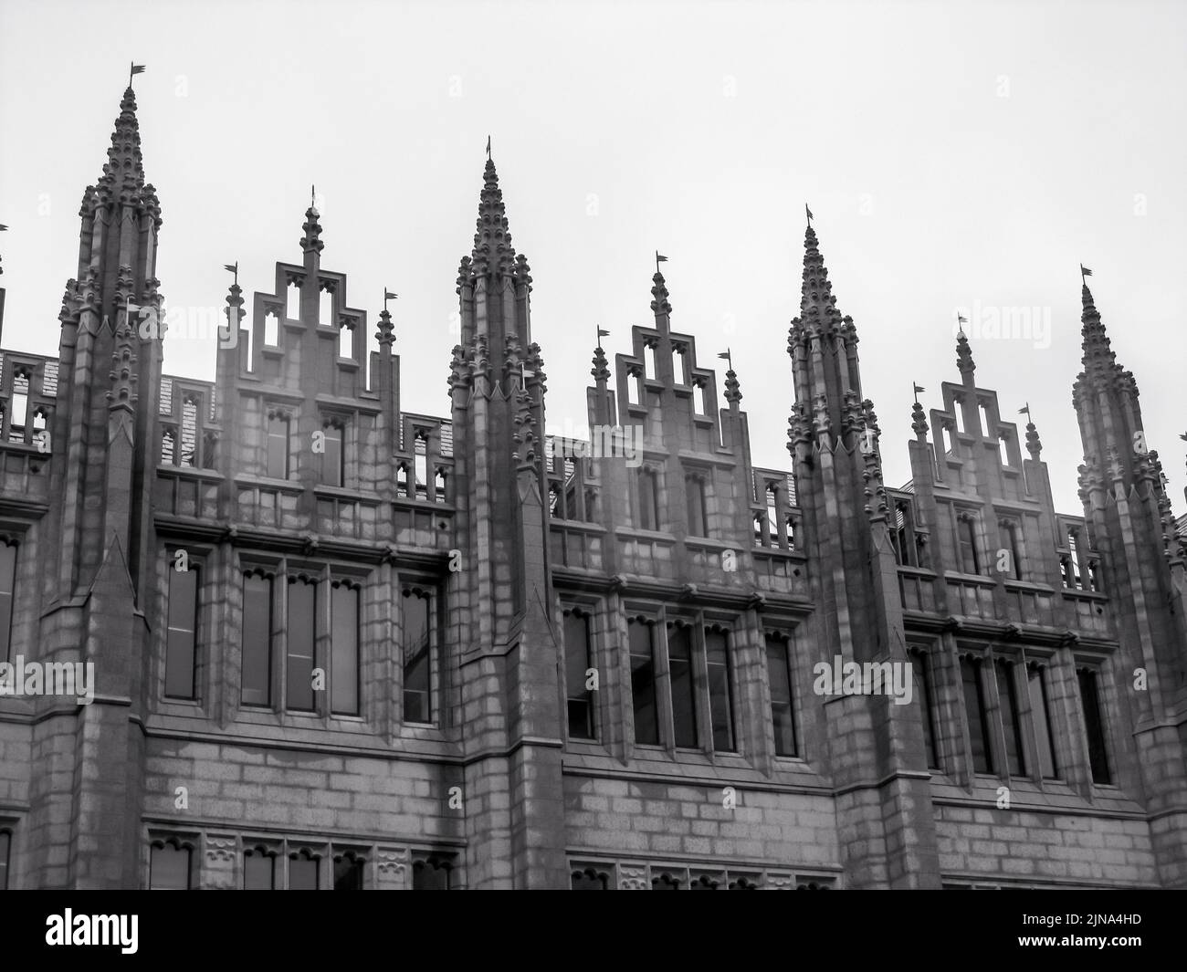 Die detailgetreuen Granit geschnitzten Türme der Mariscal Collage in der Stadt Aberdeen Scotland in schwarz und weiß Stockfoto