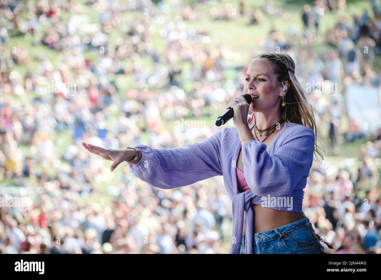 Flumserberg, Schweiz. 31., Juli 2022. Die Schweizer Schlagersängerin Linda Fäh spielt während der Großen Schlagerparty im Rahmen des Flumserberg Open Air 2022 ein Live-Konzert. (Foto: Gonzales Photo - Tilman Jentzsch). Stockfoto