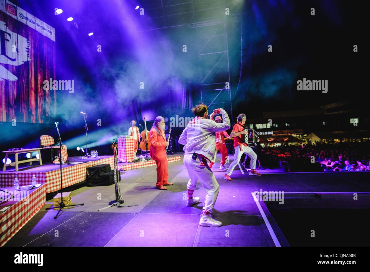 Flumserberg, Schweiz. 01., August 2022. Die Schweizer Schlagerband Stubete Gäng spielt ein Live-Konzert während der Großen Schlagerparty im Rahmen des Flumserberg Open Air 2022. (Foto: Gonzales Photo - Tilman Jentzsch). Stockfoto