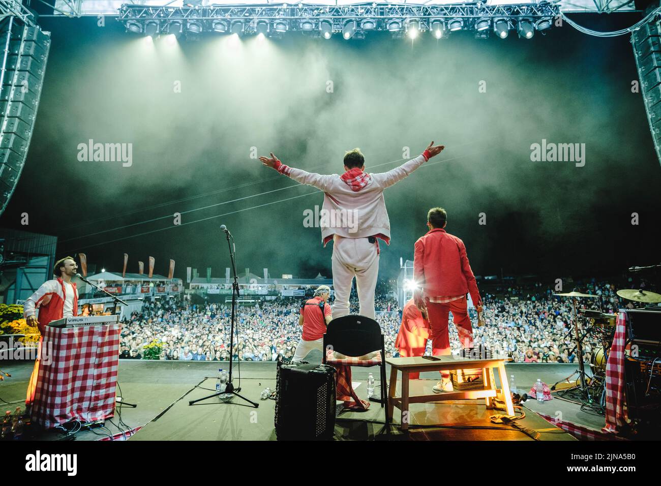 Flumserberg, Schweiz. 01., August 2022. Die Schweizer Schlagerband Stubete Gäng spielt ein Live-Konzert während der Großen Schlagerparty im Rahmen des Flumserberg Open Air 2022. (Foto: Gonzales Photo - Tilman Jentzsch). Stockfoto