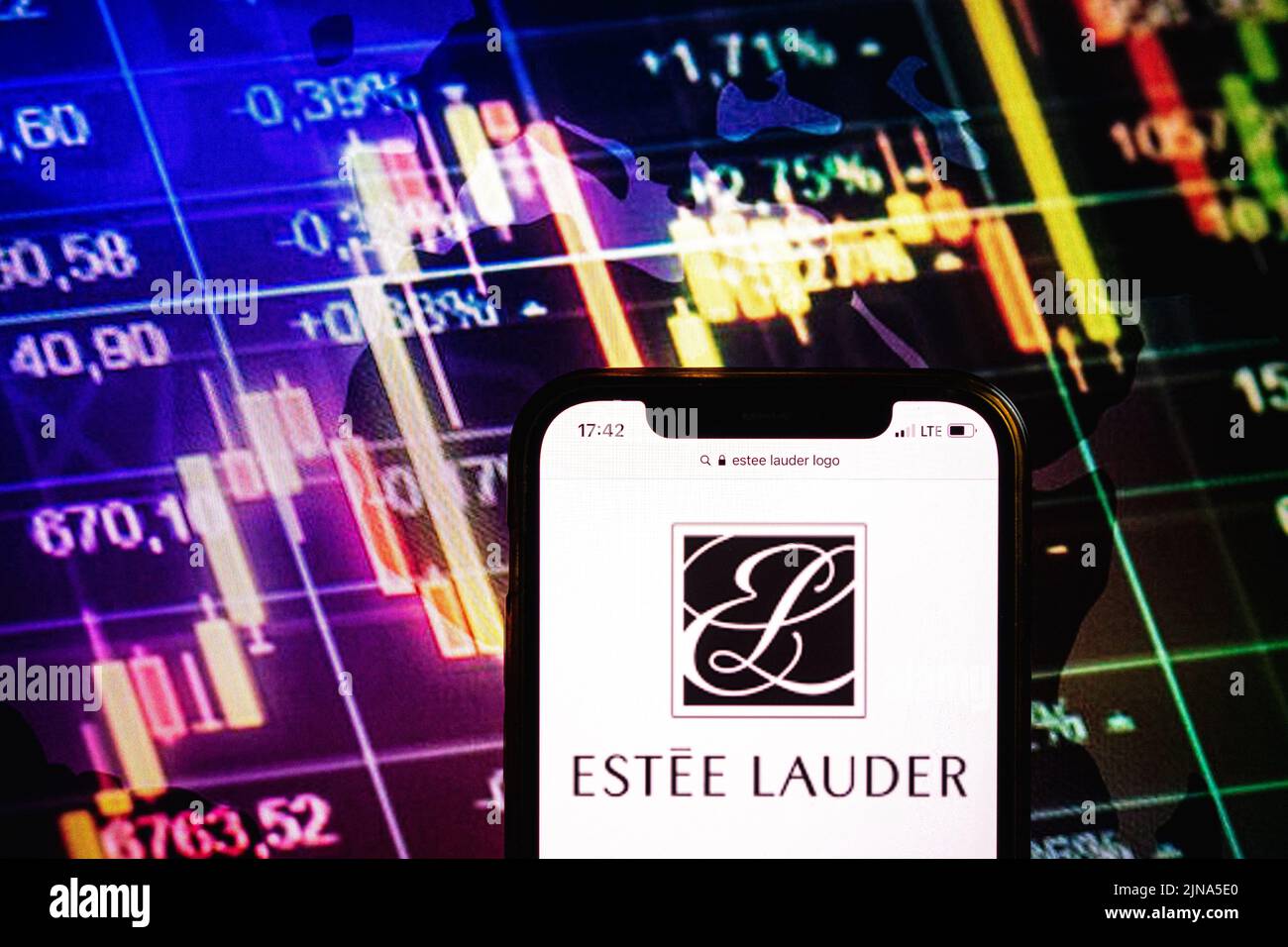 KONSKIE, POLEN - 09. August 2022: Smartphone mit Logo der Firma Estee Lauder im Hintergrund des Börsendiagramms Stockfoto