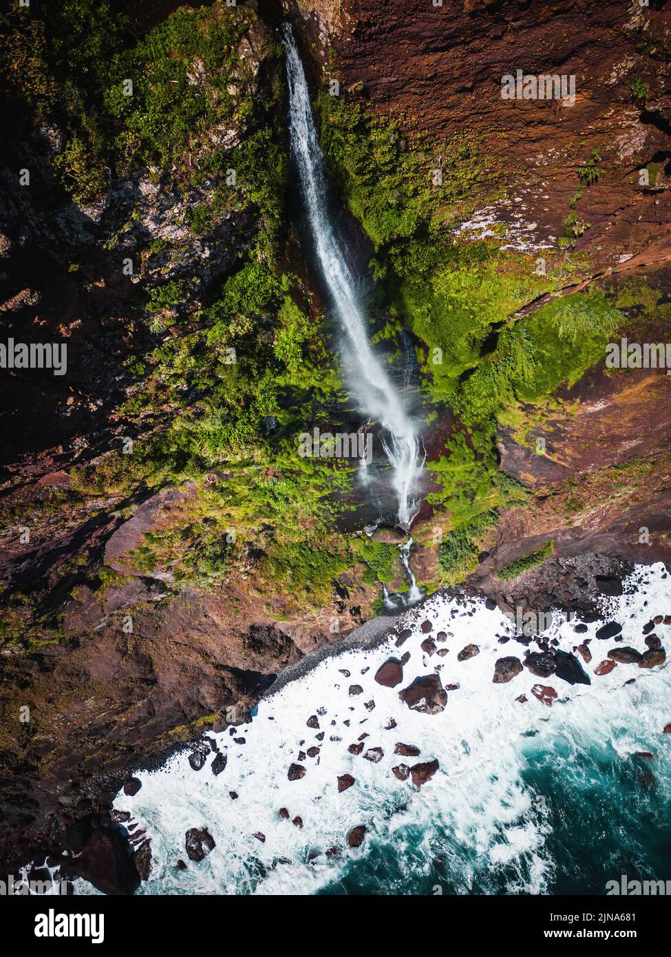 Luftaufnahme eines Wasserfalls am Atlantik, Madeira, Portugal Stockfoto