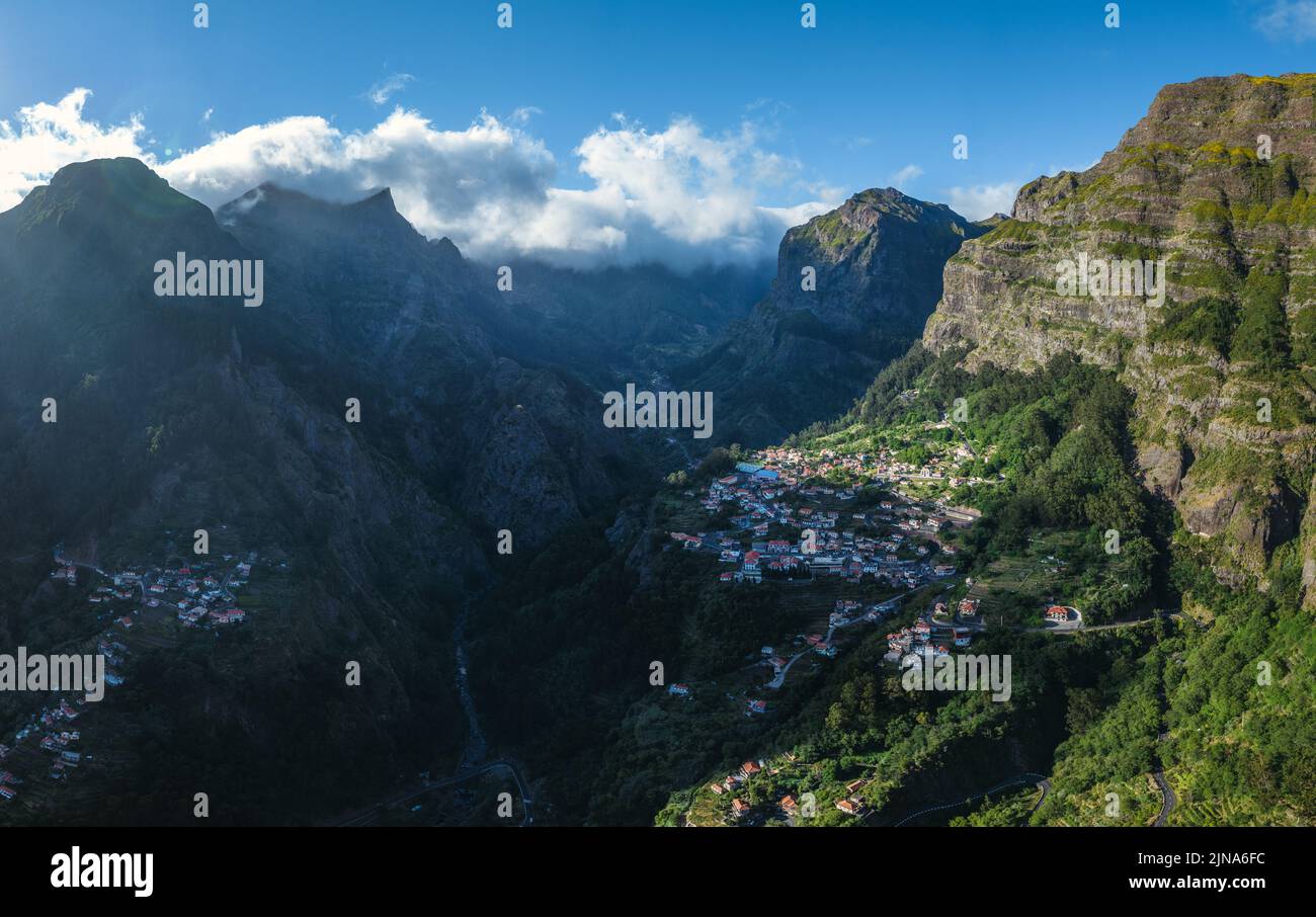 Luftaufnahme des Dorfes Curral das Freiras, Camara de Lobos, Madeira, Portugal Stockfoto