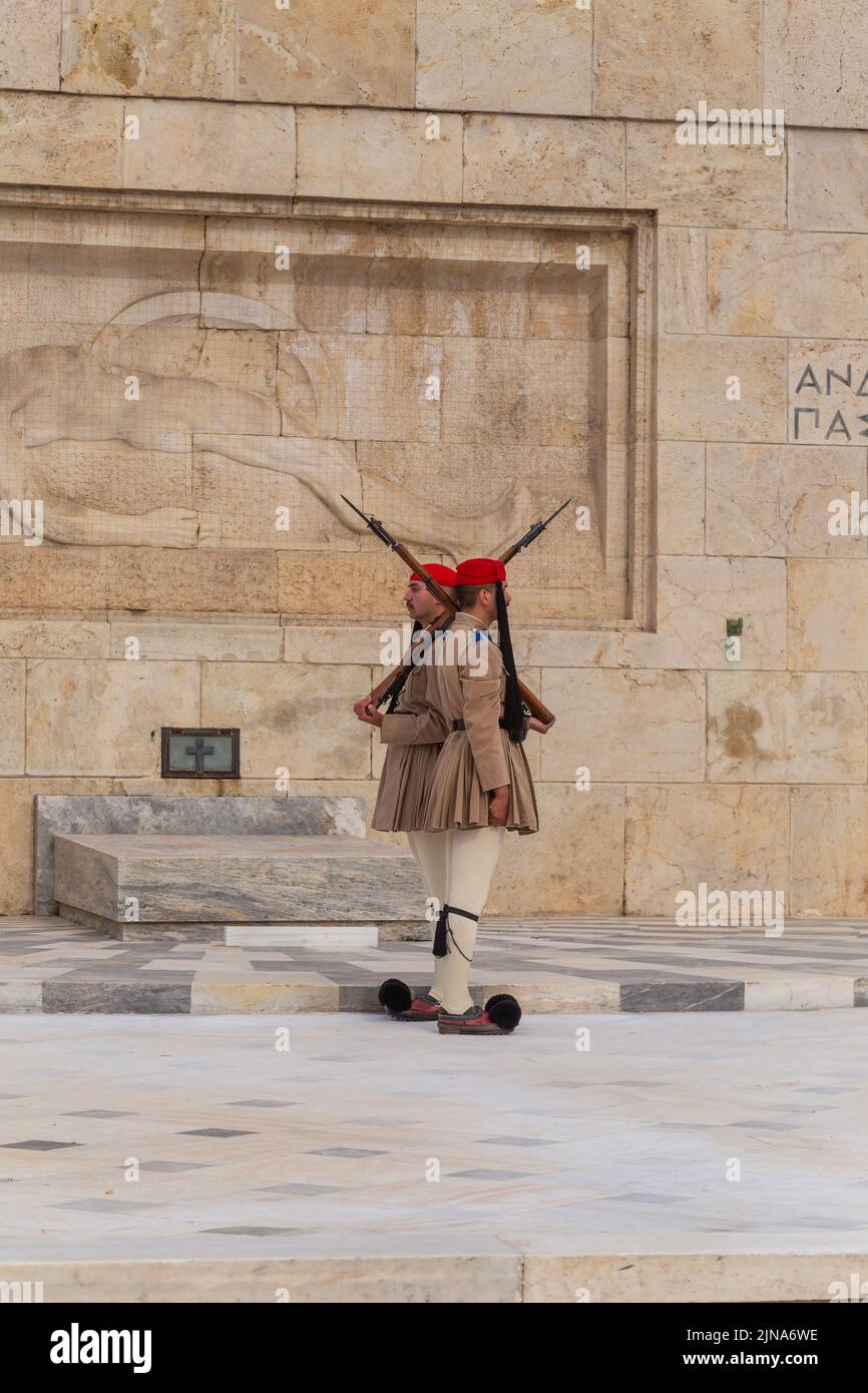 ATHEN, GRIECHENLAND - 06 2022. MAI: Zeremonielle Aufseher des Präsidenten - Evzones am Grab des unbekannten Soldaten vor dem griechischen Parlament, Athen, Gr Stockfoto