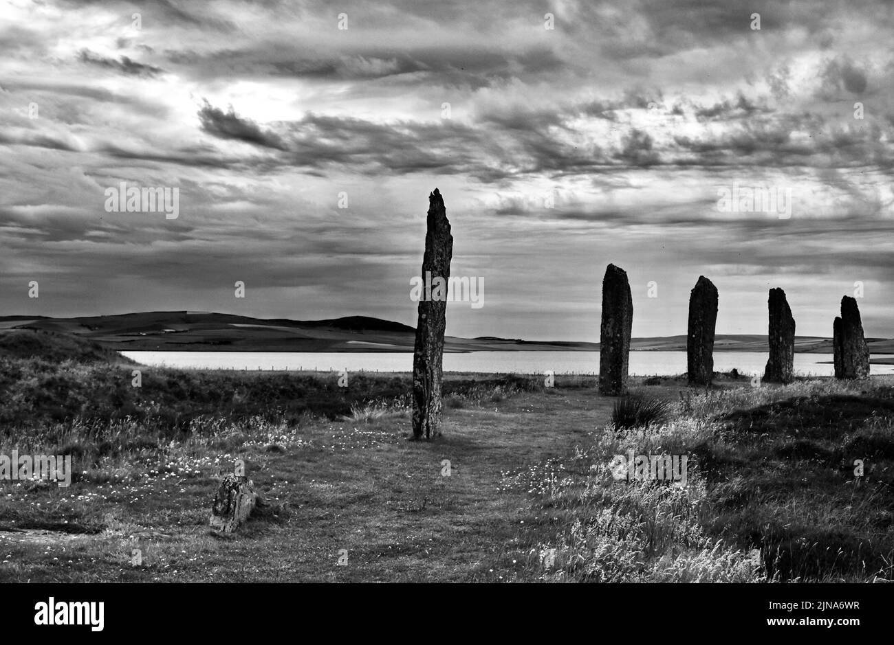 Ring aus Brodgar stehenden Steinen in schwarz und weiß. Stockfoto