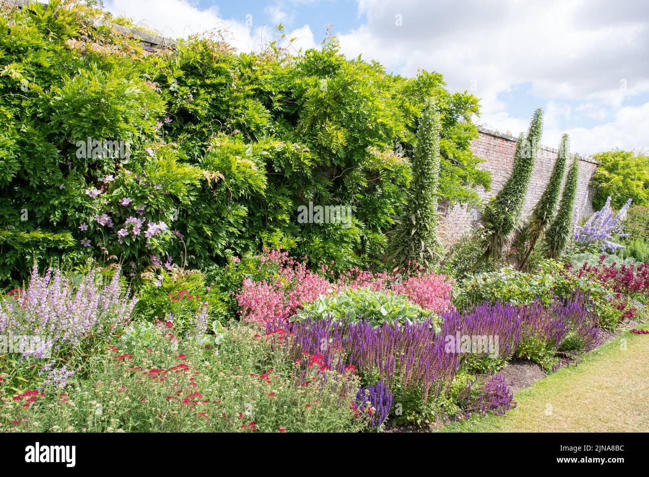 Von Schloss Howard umgebauter Garten Stockfoto