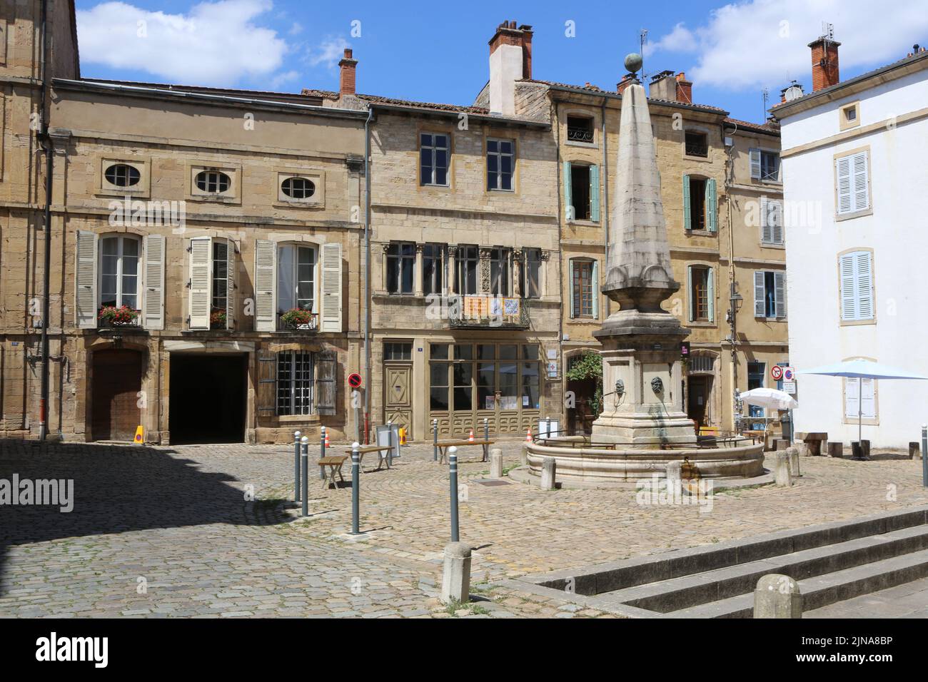 Fontaine. La Maison du Dragon oder Maison des Griffons, demeure romano-gothique. Place Notre-Dame. Cluny. XIII ème siècle. Cluny. Saône-et-Loire. Stockfoto