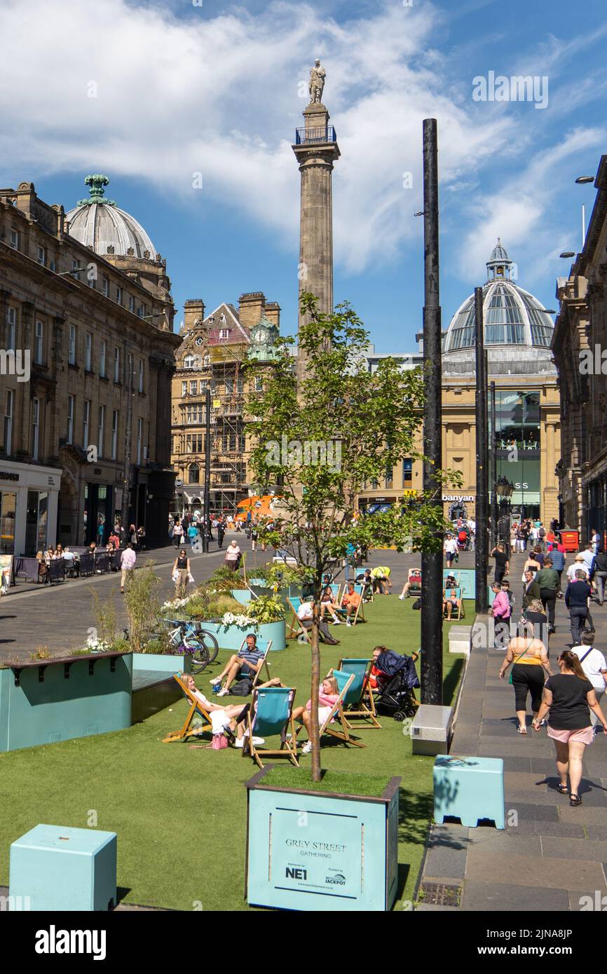 Gray Street Gathering, ein öffentlicher Raum in der Nähe des Denkmals im Stadtzentrum von Newcastle upon Tyne, Großbritannien. Stockfoto