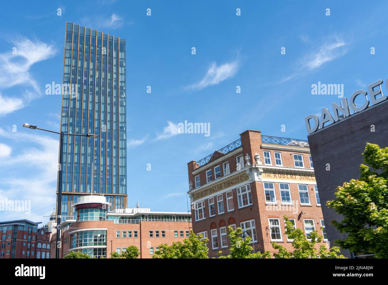 Der 83 Meter hohe Hadrian's Tower, ein Mehrfamilienhaus und Wahrzeichen der Stadt und der umliegenden Gebäude, in Newcastle upon Tyne, Großbritannien. Stockfoto