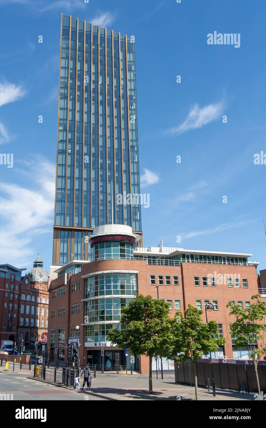 Der 83 Meter hohe Hadrian's Tower, ein Mehrfamilienhaus und Wahrzeichen der Stadt und der umliegenden Gebäude, in Newcastle upon Tyne, Großbritannien. Stockfoto
