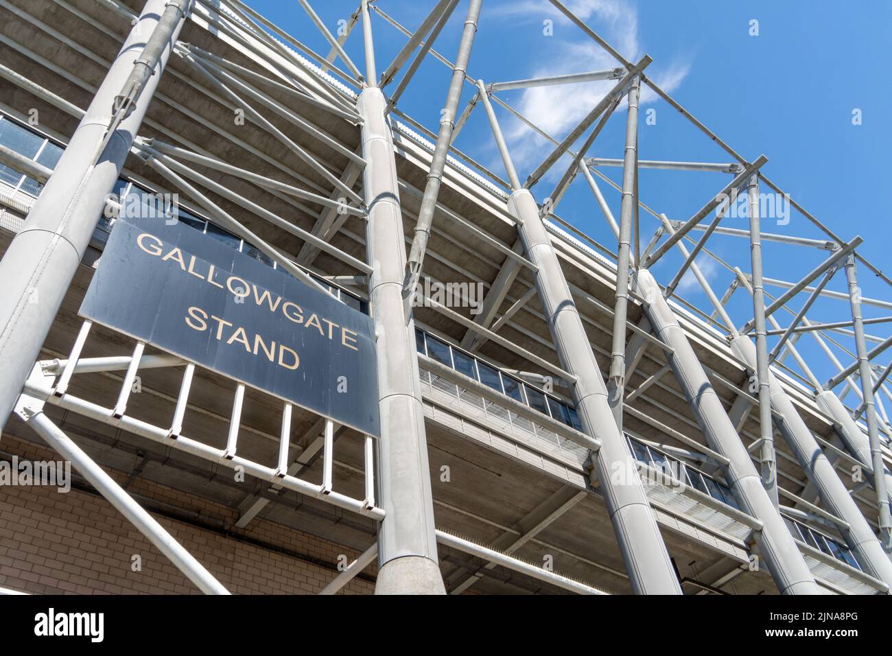 Der Gallowgate-Stand befindet sich im Stadion St. James' Park, dem Fußballstadion der Newcastle United in Newcastle upon Tyne, Großbritannien. Stockfoto
