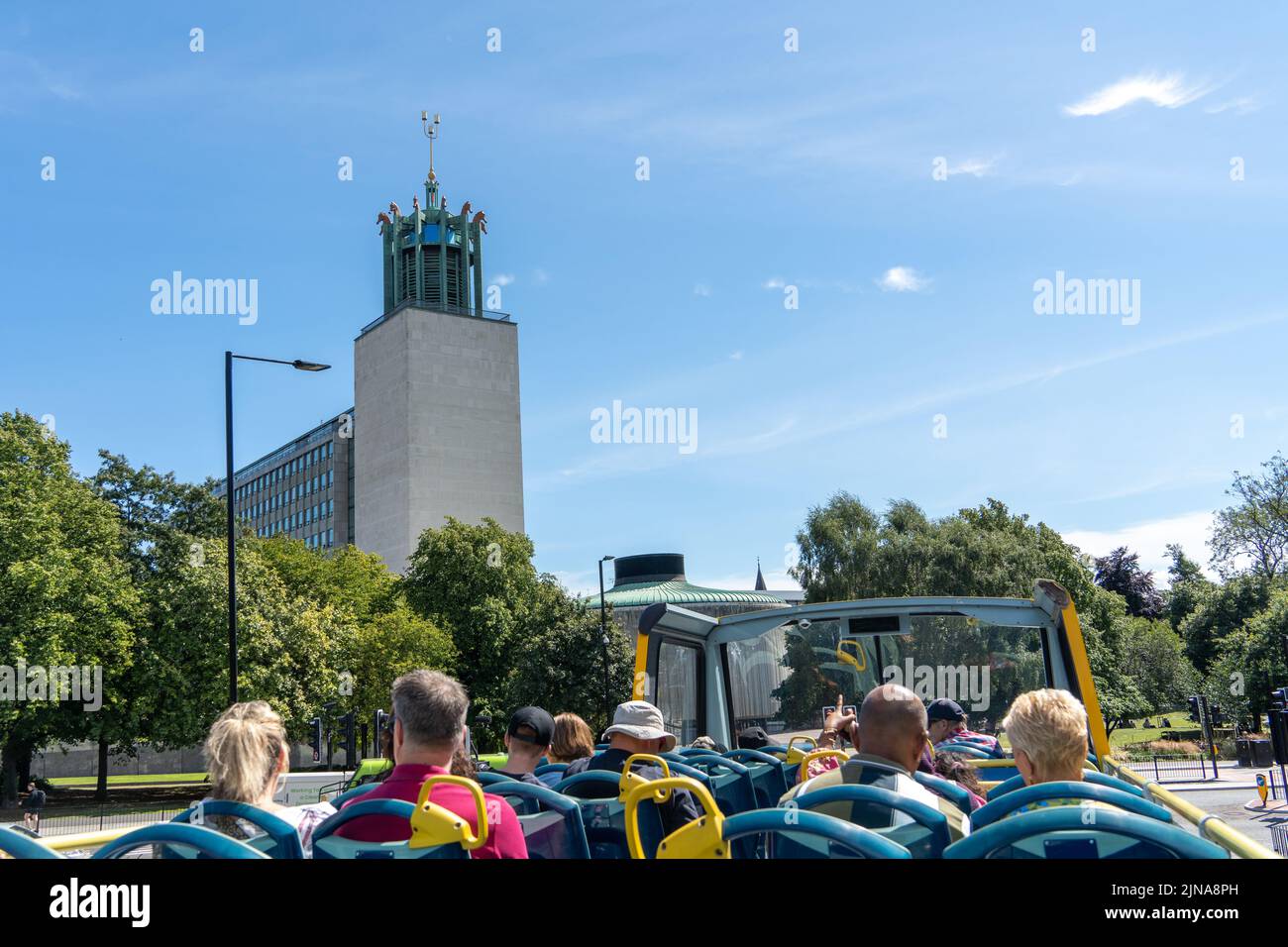 Reisen Sie durch die Stadt Newcastle Upon Tyne, Großbritannien mit dem Toon Tour Sightseeing Bus, an einem sonnigen Tag. Blick auf das Newcastle Civic Centre. Stockfoto